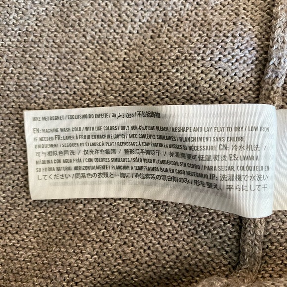 Hollister Cotton Blend Oatmeal Colour Sweater with Polar Bear Design Size M - Picture 7 of 11